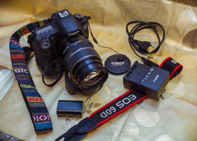 Лот: 6027399. Фото: 1. Canon EOS 60D с оригинальным батарейным... Цифровые зеркальные