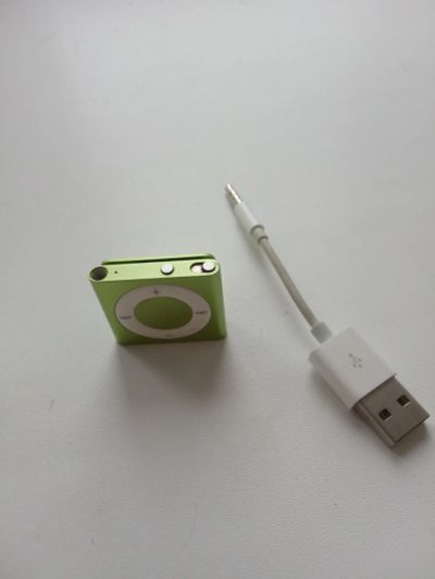 Лот: 17576046. Фото: 1. Плеер Apple iPod Shuffle 4 зеленый. Плееры