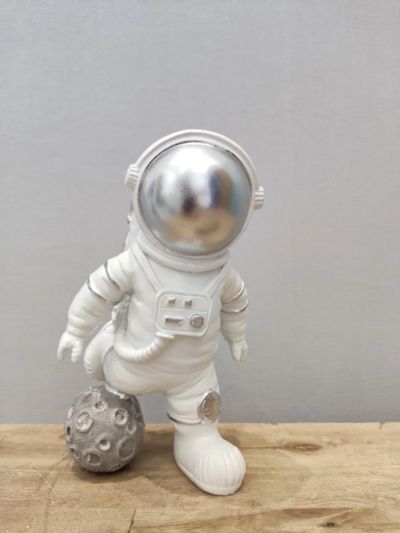 Лот: 18372631. Фото: 1. Статуэтка "Космонавт" серебро. Фигурки, статуэтки