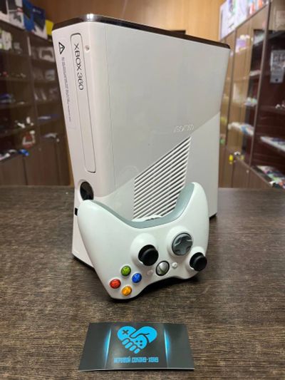 Лот: 20501662. Фото: 1. Белый Xbox 360 S 500gb + 56 игр... Игровые приставки, консоли