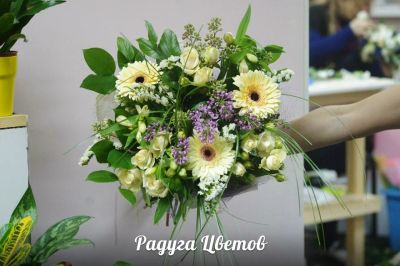 Лот: 6704966. Фото: 1. Фирменный букет от Радуги Цветов... Свежие цветы
