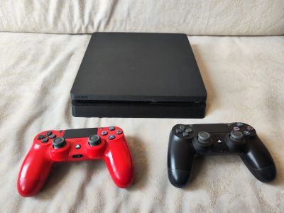 Лот: 20863340. Фото: 1. Sony PS4 slim 1tb Два оригинальных... Игровые приставки, консоли