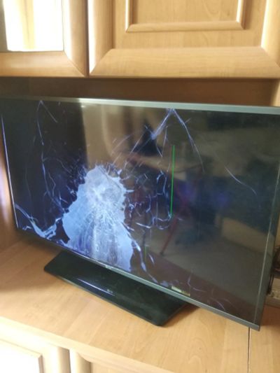 Лот: 15804555. Фото: 1. Телевизор LG 40 LF630V.Разбита... Телевизоры