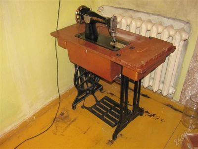 Лот: 1356879. Фото: 1. Раритетная швейная машинка. Орудия труда