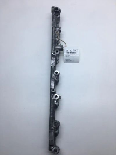 Лот: 20379545. Фото: 1. Рейка топливная Toyota Mark Ii... Топливная система