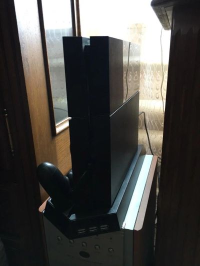Лот: 7911759. Фото: 1. Вертикальная подставка на PS4... Аксессуары для игровых приставок, консолей, геймпады