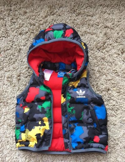 Лот: 10344152. Фото: 1. Детская жилетка Adidas kids милитари. Верхняя одежда