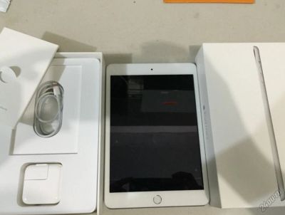Лот: 5795045. Фото: 1. Apple iPad mini 3 silver 16Gb... Планшеты