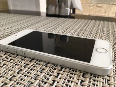 Лот: 11629654. Фото: 1. iPhone SE 32GB Silver Чек/Гарантия. Смартфоны