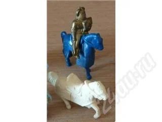 Лот: 463695. Фото: 1. белый конь от киндера-солдата. Игрушки