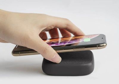 Лот: 13926555. Фото: 1. Power Bank c беспроводной зарядкой... Внешние, портативные аккумуляторы для смартфонов (Power bank)