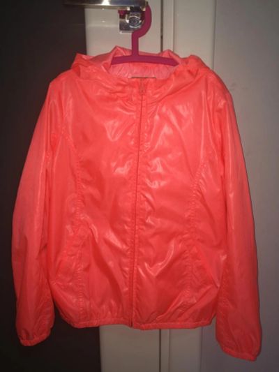 Лот: 6954933. Фото: 1. Продам ветровку Benetton на девочку. Верхняя одежда