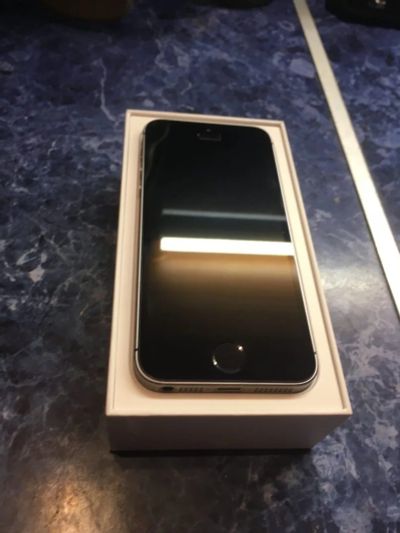 Лот: 16876908. Фото: 1. Iphone SE. Смартфоны