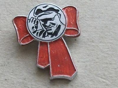 Лот: 20072203. Фото: 1. Значок Ленин красный бант в кепке... Сувенирные
