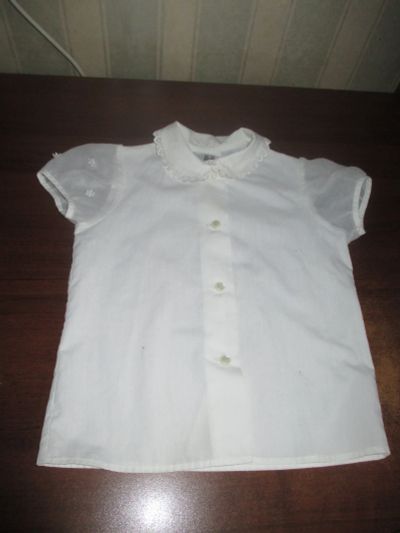 Лот: 11859815. Фото: 1. Белая блузка для девочки р.104. Рубашки, блузки, водолазки