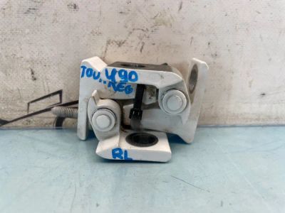 Лот: 23503755. Фото: 1. кронштейн двери Volkswagen Touareg... Другое (автозапчасти)