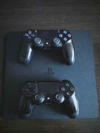 Лот: 16600882. Фото: 1. PS4 slim 1Tb,. Игры для консолей