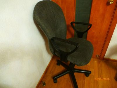 Лот: 12047546. Фото: 1. Кресло офисное серое металло-каркасное... Стулья и кресла офисные
