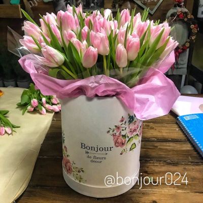 Лот: 11159438. Фото: 1. Букет тюльпанов в коробке. Свежие цветы