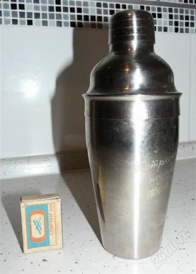 Лот: 1300552. Фото: 1. Металлический шейкер с гравировкой. Кружки, стаканы, бокалы