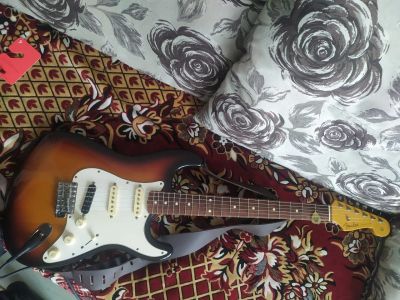 Лот: 17362515. Фото: 1. Fender stratocaster ST-62 Срочно... Гитары