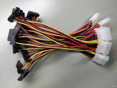Лот: 12981429. Фото: 1. Переходник 1 x Molex - 2 x SATA... Шлейфы, кабели, переходники