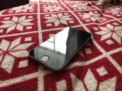 Лот: 17135871. Фото: 1. iPhone SE 64GB. Смартфоны