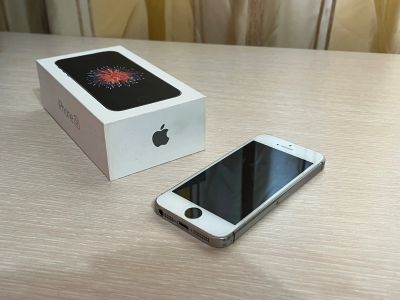 Лот: 24579613. Фото: 1. iPhone SE 32 gb. Смартфоны