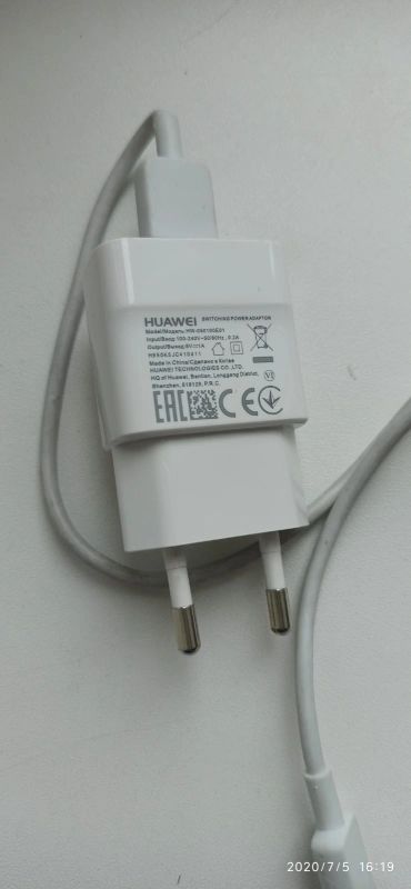 Лот: 16228494. Фото: 1. Зарядное устройство huawei y6... Зарядные устройства, блоки питания, адаптеры сетевые для смартфонов