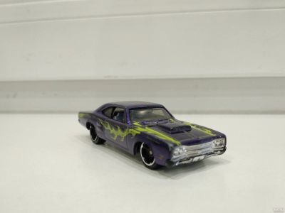 Лот: 13568917. Фото: 1. Машинка 10 Hot Wheels с рубля. Машины и техника