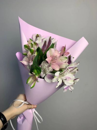 Лот: 25524343. Фото: 1. 2. Букет-комплимент из альстромерий. Свежие цветы