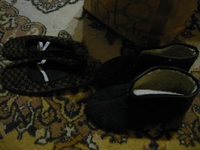 Лот: 9983756. Фото: 1. 2 пары тапочек бабушке теплые. Домашняя обувь