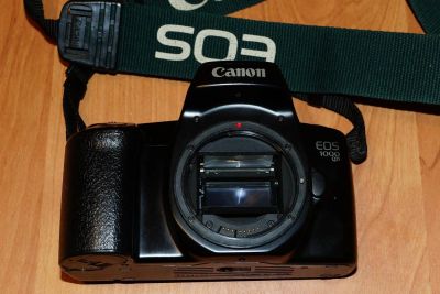 Лот: 4221447. Фото: 1. Canon Eos 1000 QD. Плёночные зеркальные