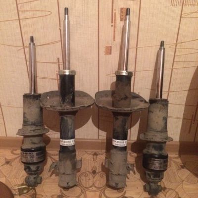 Лот: 5471050. Фото: 1. Стойки Subaru Forester. Ходовая, подвеска, рулевое управление