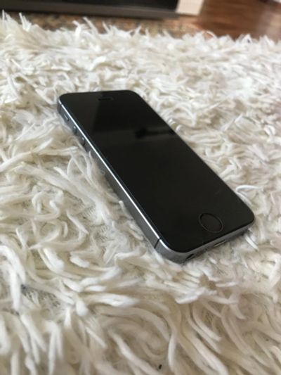 Лот: 17517916. Фото: 1. IPhone SE 32Gb (запаролен iCloud... Смартфоны