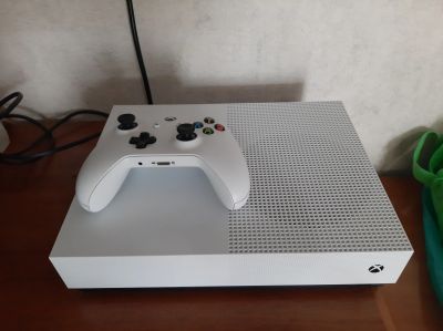 Лот: 16214497. Фото: 1. Xbox one s all digital 1tb. Игры для консолей