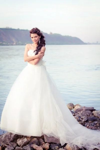 Лот: 2994479. Фото: 1. Свадебное платье со шлейфом и... Другое (свадебная мода)