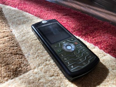 Лот: 15835569. Фото: 1. Телефон кнопочный ,,Motorola". Чехлы, бамперы