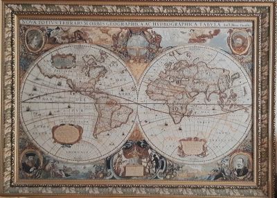 Лот: 14361140. Фото: 1. Карта мира гобелен в багетной... Другое (картины, панно)
