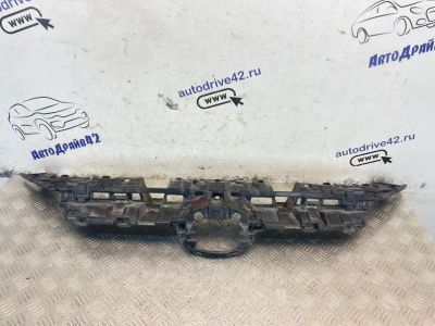 Лот: 25259181. Фото: 1. Кронштейн решетки радиатора Toyota... Двигатель и элементы двигателя