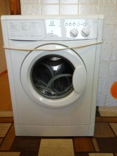 Лот: 6720980. Фото: 1. Узкая стиральная машина Indesit... Стиральные машины