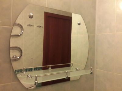 Лот: 10107971. Фото: 1. Зеркало для ванной комнаты с полочкой... Зеркала