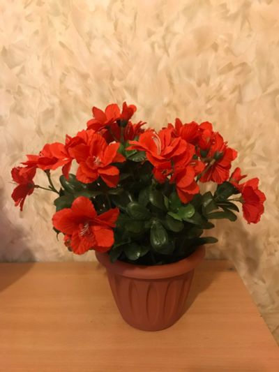 Лот: 16908725. Фото: 1. Искусственный цветок в горшке. Искусственные и сувенирные цветы