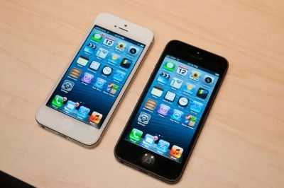 Лот: 4557135. Фото: 1. Два Iphone 5 32gb black and white... Смартфоны
