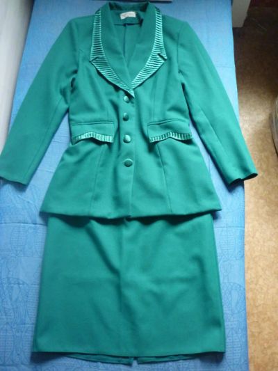 Лот: 7458825. Фото: 1. костюм(юбка+пиджак) зеленый р... Другое (домашний текстиль)