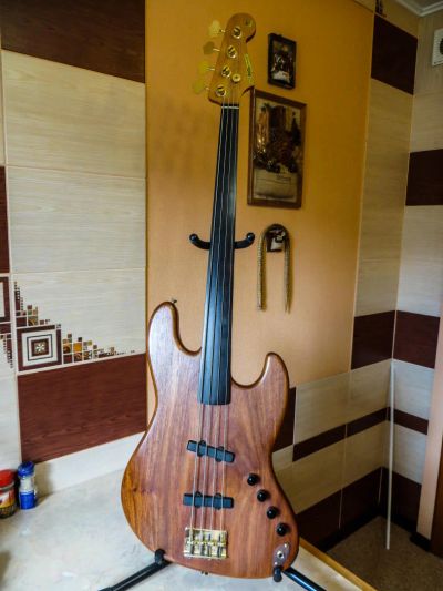 Лот: 4367796. Фото: 1. Moon Jazz Bass CustomShop fretless. Гитары