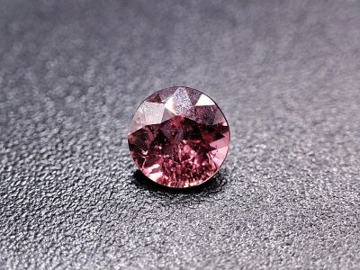 Лот: 20972390. Фото: 1. 0.56 ct. Циркон розовый. Танзания... Драгоценные и поделочные камни