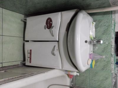 Лот: 7352505. Фото: 1. раковина с тумбой и смесителем. Раковины, умывальники