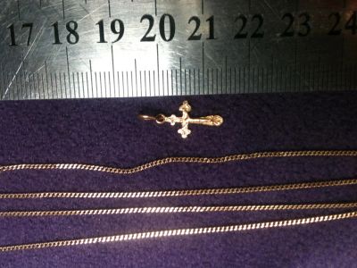 Лот: 5089134. Фото: 1. Золотой крестик на изящной цепочке. Цепочки