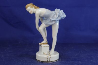 Лот: 16601333. Фото: 1. Статуэтка Фарфоровая Юная балерина... Художественная ковка